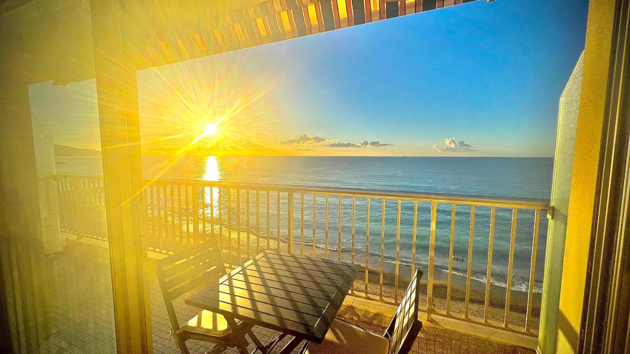 Seaviews By Jenni Menton, La Suite, Superbe Front De Mer, Emplacement Avec Terrasse Et Parking! Apartment