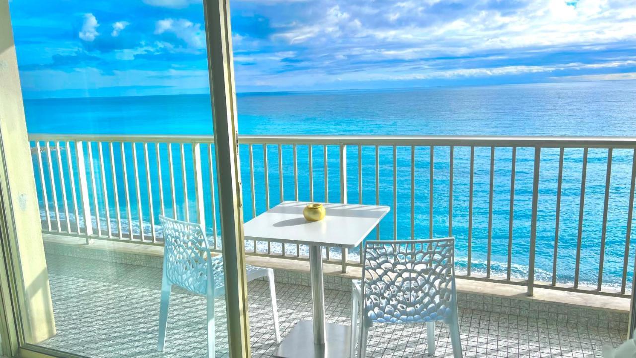 Seaviews By Jenni Menton, La Suite, Superbe Front De Mer, Emplacement Avec Terrasse Et Parking!