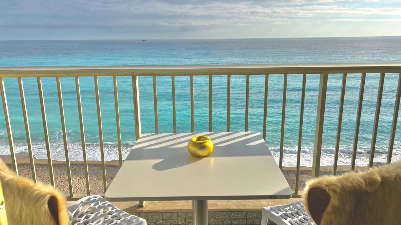 Seaviews By Jenni Menton, La Suite, Superbe Front De Mer, Emplacement Avec Terrasse Et Parking!