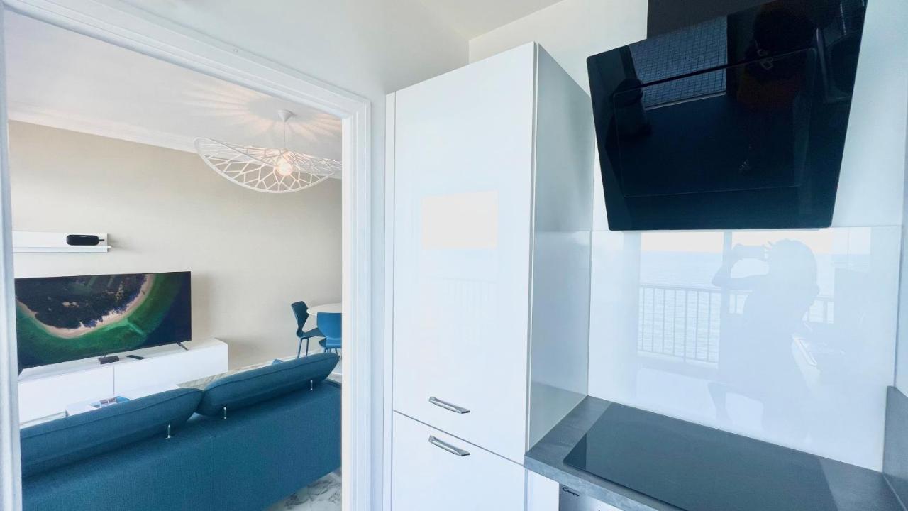 Appartement Seaviews By Jenni Menton, La Suite, Superbe Front De Mer, Emplacement Avec Terrasse Et Parking!