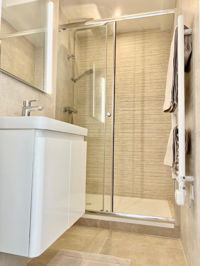Seaviews By Jenni Menton, La Suite, Superbe Front De Mer, Emplacement Avec Terrasse Et Parking! * Menton