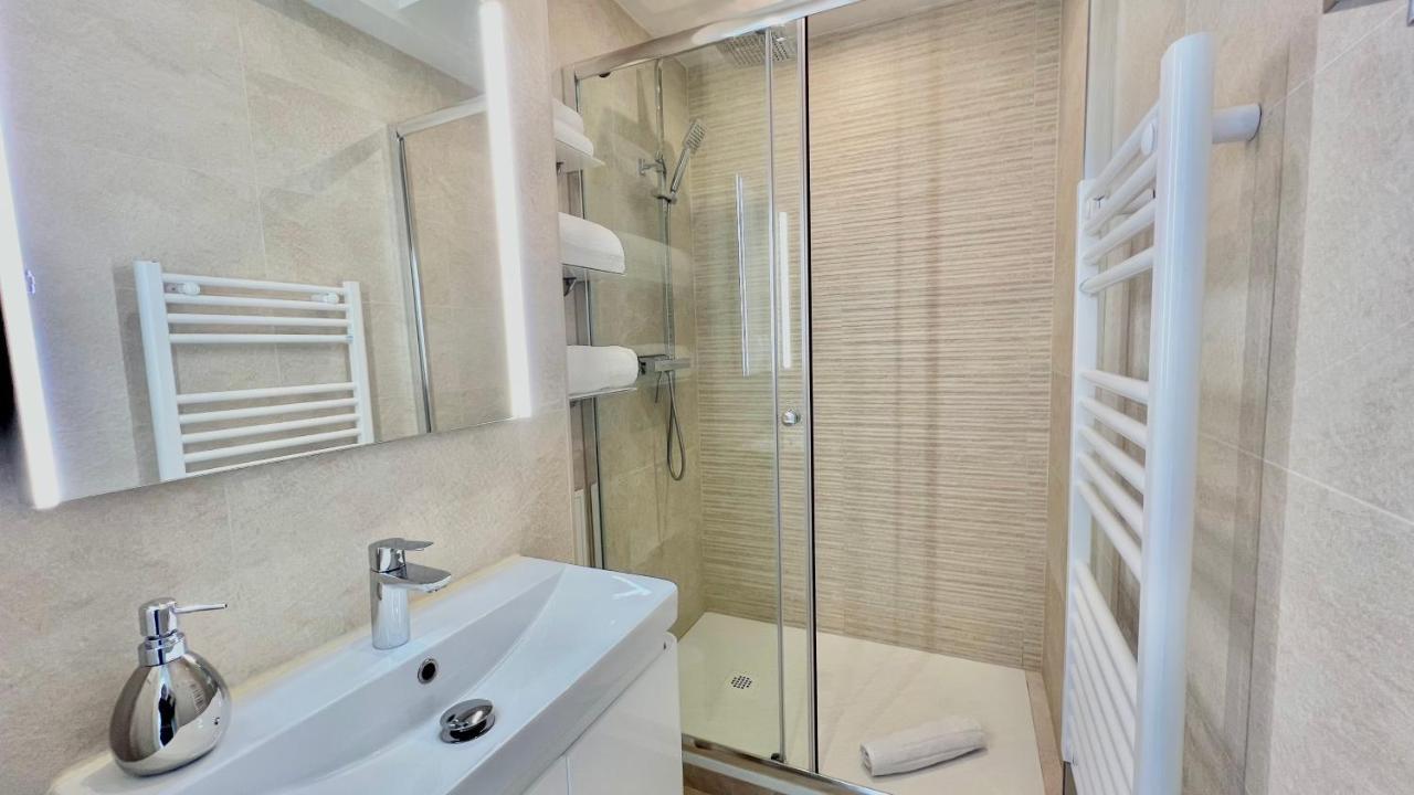 Seaviews By Jenni Menton, La Suite, Superbe Front De Mer, Emplacement Avec Terrasse Et Parking! Menton